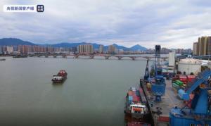 開辟防疫物資專線 內(nèi)地486萬只防疫口罩今天運抵香港