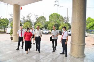 安徽省阜陽(yáng)市人大常委會(huì)黨組副書(shū)記王玉峰主任一行蒞臨利美集團(tuán)調(diào)研